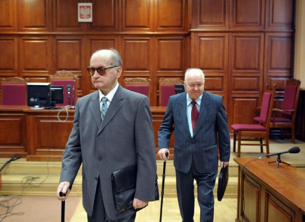 Jaruzelski a Kania před soudem roku 2008. 