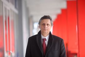 Hlavním favoritem případné přímé volby je podle průzkumů expremiér Jan Fischer.