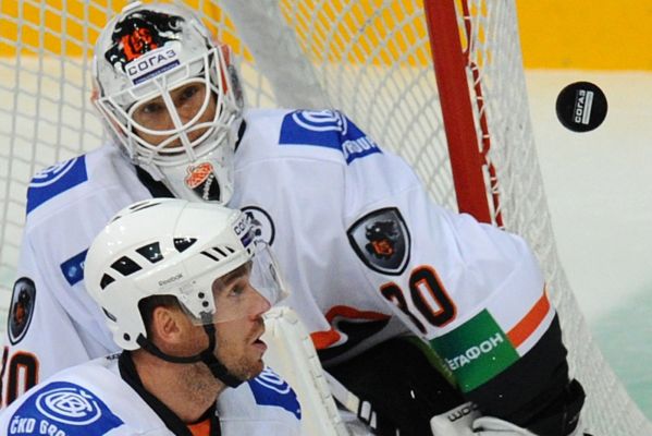 Hráči Lvu Poprad: Jiří Hunkes (vpředu) a brankář Tomáš Duba.