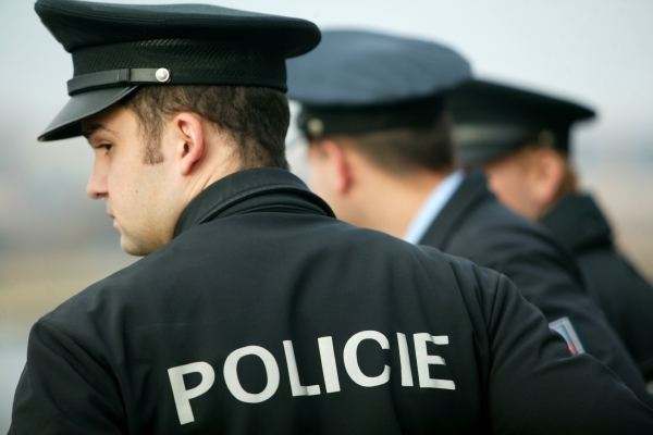 Muž se vydával za policistu, chtěl Vietnamci zabavit zboží (ilustrační foto). Muž se vydával za policistu, chtěl Vietnamci zabavit zboží (ilustrační foto).