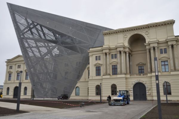 Po sedmileté rozsáhlé rekonstrukci se znovu otevírá vojensko-historické muzeum v Drážďanech, největší muzeum svého druhu v Německu.