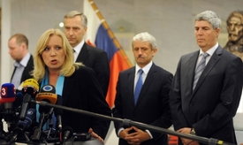 Premiérka Radičová s předsedy tří koaličních stran. Předsedovi vzpurné SaS nemohou přijít na jméno.