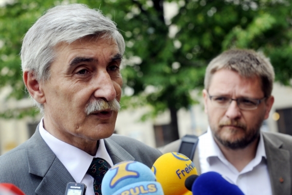 Předseda iniciativy D.O.S.T. a kontroverzní úředník ministerstva školství Ladislav Bátora (vlevo).