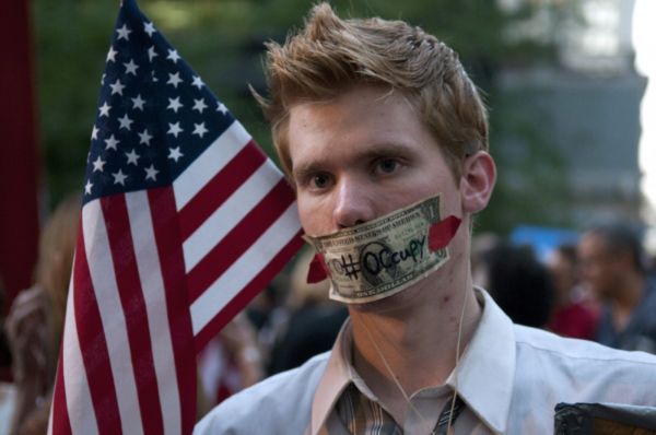 Protestující už několik týdnů zaplňují Wall Street. Vzkaz je jasný - kapitalismus nefunguje, dělejte něco s finančníky.