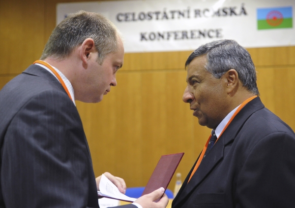 Romský aktivista Stanislav Daniel (vpravo) a jihomoravský hejtman Michal Hašek na konferenci.