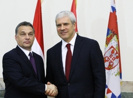 Maďarský premiér Orbán se srbským prezidentem Tadićem. Podoba srbského restitučního zákona Maďary rozladila.
