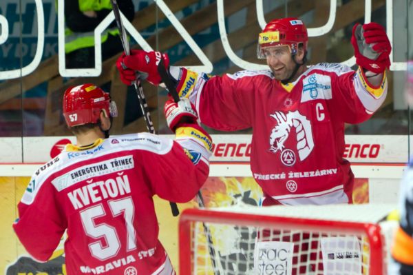 Radek Bonk a David Květoň v dresu Třince.