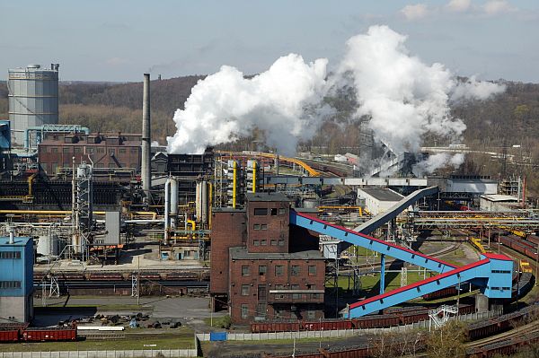 Ostravskému ovzduší zdaleka neškodí jen firma ArcelorMittal, jak to mnohdy prezentují média. Silně karcinogenní benzo(a)pyren vypouští třeba i koksovna Svoboda firmy OKD v Ostravě-Přívoze (na snímku), která čadí necelé dva kilometry od centra města. Po revoluci v roce 1989 přitom poltikové slibovali brzkou likvidaci této zdraví nebezpečné fabriky.  