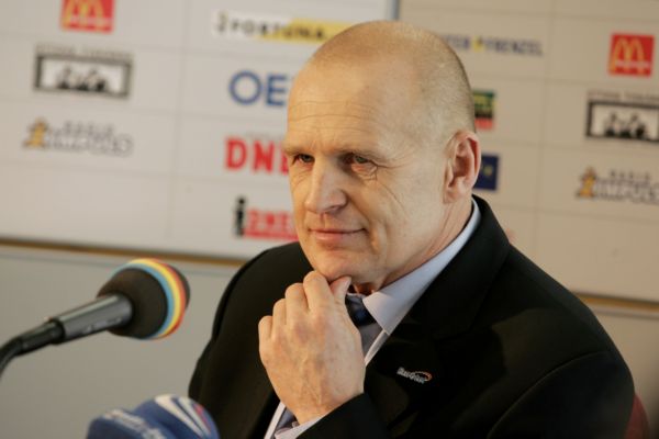 Trenér Jaroslav Hřebík v době, kdy vedl fotbalisty Sparty. Trenér Jaroslav Hřebík v době, kdy vedl fotbalisty Sparty.