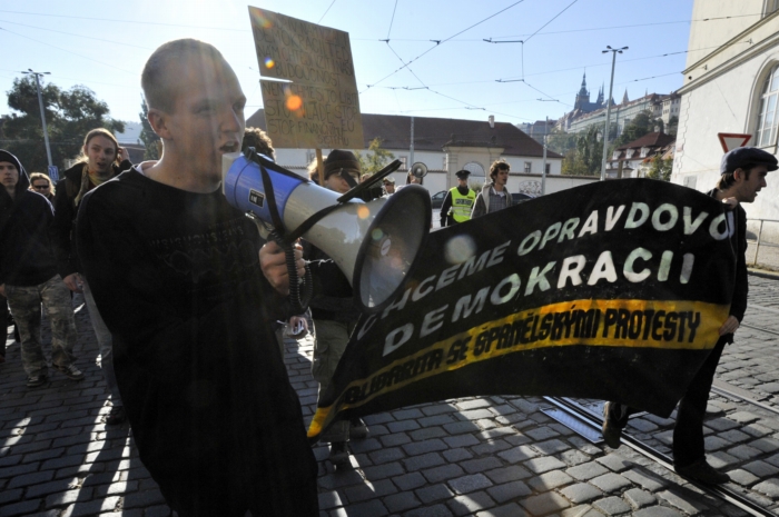 Asi 300 lidí se sešlo na pražském náměstí Republiky, aby vyslovili svůj nesouhlas s vládní politikou a situací v Česku.