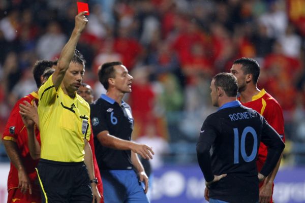 Rooney (vpravo) dostává červenou kartu v utkání anglické reprezentace.