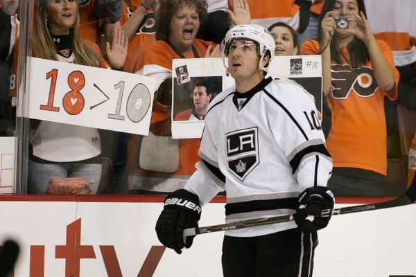 Minulou sezonu šéfoval Mike Richards Philadelphii, teď ji pomohl Los Angeles porazit. Minulou sezonu šéfoval Mike Richards Philadelphii, teď ji pomohl Los Angeles porazit.