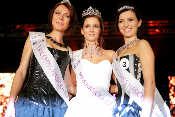 Hasičské sbory České publiky znají své nejkrásnější kolegyně pro rok 2011.