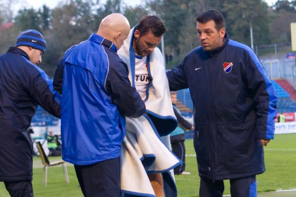 Marek Jankulovski opouští po zranění sobotní zápas s Hradcem.