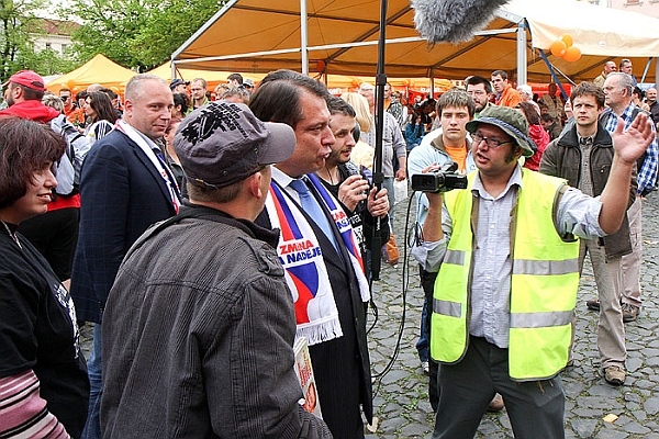 Pozemšťané, koho budete volit? Někteří z dotázaných ve filmu působí jako UFO.