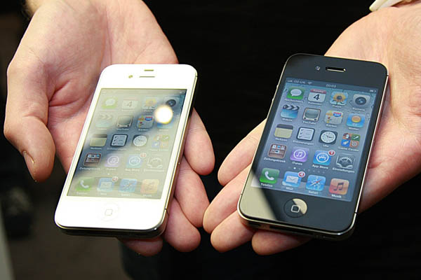 Dvě provední telefonu iPhone 4S.