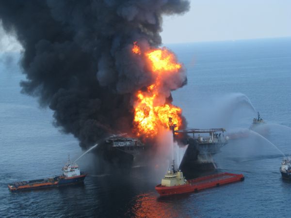 Hořící plošina Deepwater Horizon.
