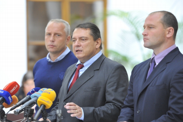 S Paroubkem ČSSD opouští i Petr Benda (vlevo).