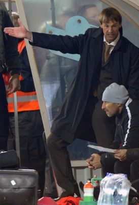Straka (vlevo) prožíval premiéru na lavičce Slavie velice emotivně.