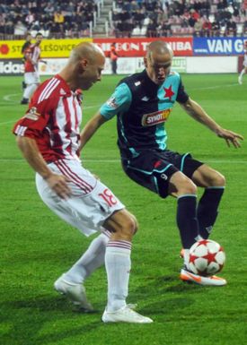 Domácí Marcel Šťastný (vlevo) v souboji s Adamem Hlouškem ze Slavie.