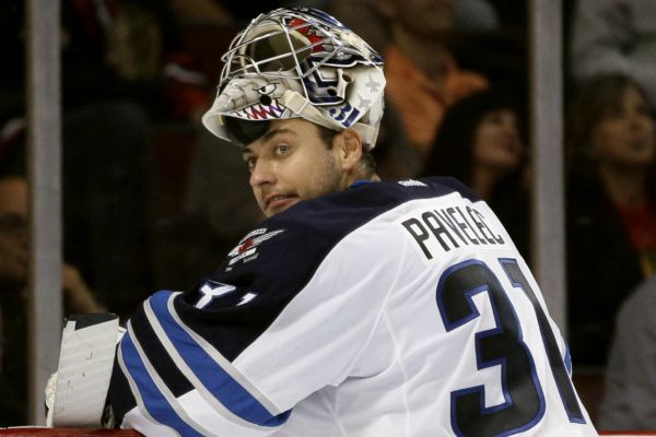 Brankář Ondřej Pavelec.
