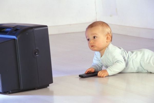 Malé děti by si měly spíš hrát než se dívat na dětské pořady v televizi. 