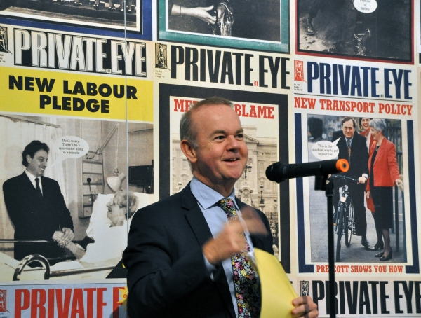 Šéfredaktor Private Eye Ian Hislop na zahájení výstavy k padesáti letům časopisu.