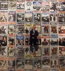 Šéfredaktor Private Eye Ian Hislop mezi titulními stránkami svého časopisu.