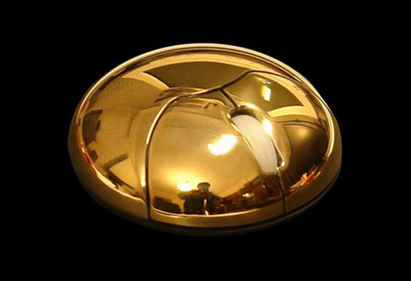 Kulatá zlatá Gold Metal Sun Mouse z edice číslo MJ777. Její cena se pohybuje kolem 354 900 korun.