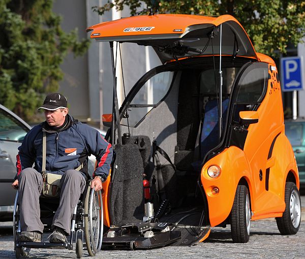 Do auta invalida vjede přímo na vozíku.
