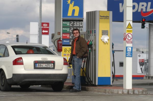 Lidé stále častěji tankují přímo u obchodních řetězců. Je to pohodlné a mají to při cestě.