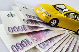 Benzinky u hypermarketů jsou jen pro osobní auta. Objem prodaného benzinu jim trvale klesá.