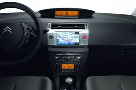 Automobilky navigaci zařazují do výbavy stále častěji.