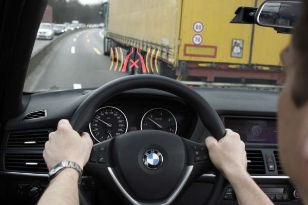 Asistent v zúžení ukazuje, že vůz se vedle kamionu nevejde.