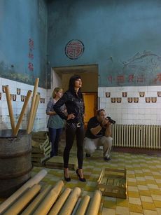 Jana Stryková se připravuje na kung-fu ve Čtyřech kontejnerech šaolinu.
