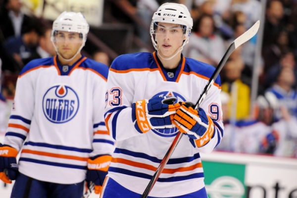 Osmnáctiletý Ryan Nugent-Hopkins (vpravo) v NHL září.