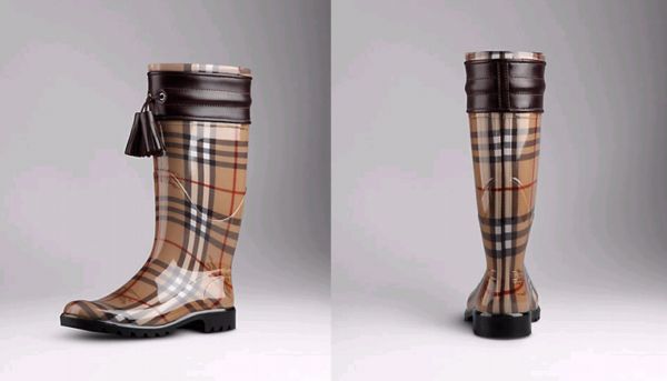Thajská premiérka obula na obhlídku katastrof luxusní gumáky od firmy Burberry. Thajská premiérka obula na obhlídku katastrof luxusní gumáky od firmy Burberry.