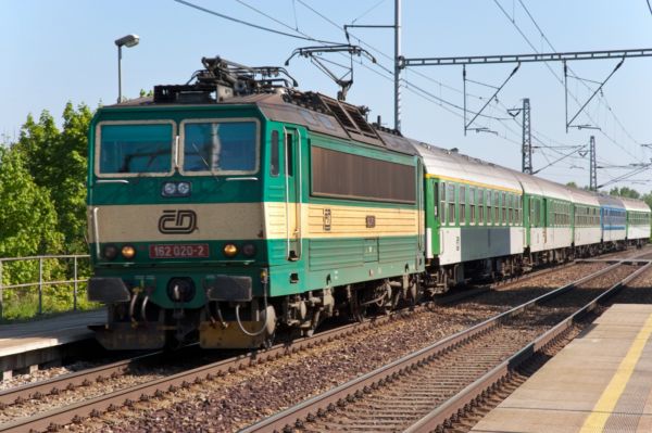 Zlomená kolej je příčinou odklonění některých vlaků na trase Praha-Plzeň.