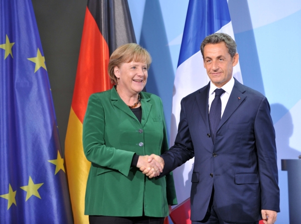 Představitelé dvou hlavních sil Evropské unie - francouzský prezident Nicolas Sarkozy a německá kancléřka Angela Merkelová.