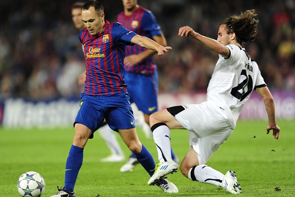 Andrés Iniesta (vlevo) a plzeňský Petr Jiráček.