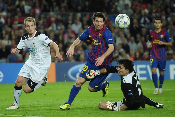 Lionel Messi (uprostřed) a plzeňští hráči David Limberský a brankář Marek Čech.