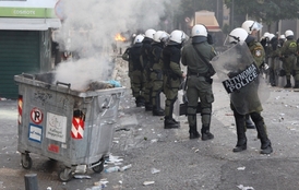 Demonstranti se mnohdy uchylují k násilnostem a ničení.
