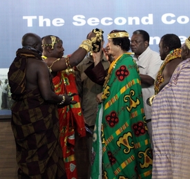 Kaddáfí rád předsedal shromáždění afrických králů.