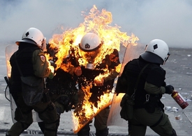 Do arzenálu demonstrantů tradičně patří zápalné lahve.