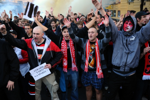 Fanoušci Slavie při prostestním pochodu proti Františku Strakovi.