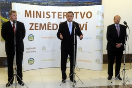 Blesková výměna: Ivana Fuksu (vpravo) nahradil v čele ministerstva zemědělství Petr Bendl.