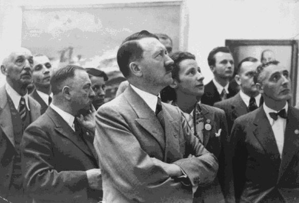 Adolf Hitler se kochá uměleckými díly v Domě německého umění.