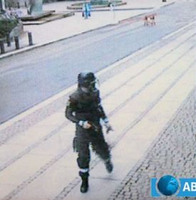 Breivik v policejním mundúru prchá z místa, kam umístil auto s výbušninou.