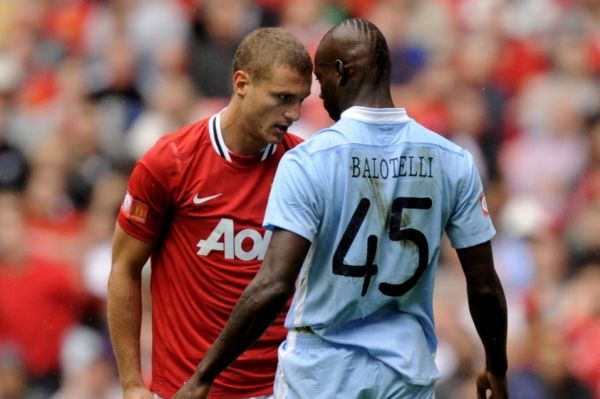 Mario Balotelli (vpravo) v ostré výměně názorů s kapitánem United Nemanjou Vidičem.