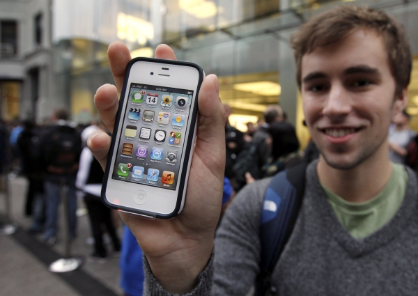 Nový iPhone 4S je prodejním hitem na celém světě.